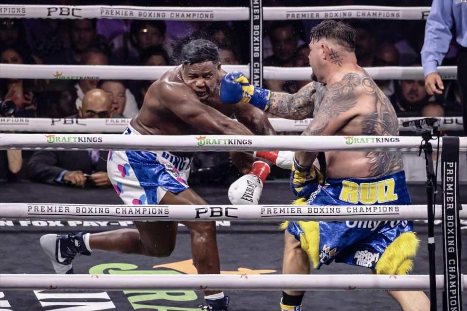 <p>ABD'nin Los Angeles kentinde düzenlenen Dünya Boks Konseyi (WBC) Amerika ağır sıklet şampiyonasında Andy Ruiz (sağda) ve Luis Ortiz mücadele etti.</p>
