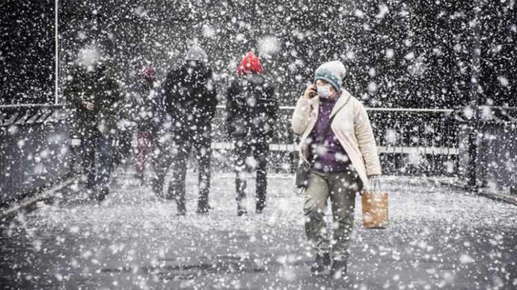 <p>İstanbul'da kar ne zaman yağacak?" sorusu kafalarda dolaşırken Meteoroloji uzmanları konuyla ilgili sevindirici bir haber verdi. 18 Aralık'tan sonra Türkiye'nin kuzeyinden yeni bir soğuk hava dalgası cereyan edecek.</p>

