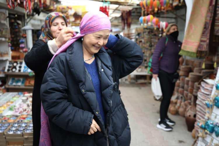 <p>Türklerle Japonlar arasında geçmişten gelen dostluğun yanı sıra kültürel olarak da birçok benzerlik bulunduğunu ifade eden Yoko, "4 yıldır Japonya'ya gitmedim, 'gitsem ne yapacağım' diyorum. Burada yaşamak daha güzel. Akrabalarım ve arkadaşlarımla iyi vakit geçiyor. Mezarımın bile burada olmasını istiyorum." dedi. Japonlar için İstanbul ve Kapadokya'nın en gözde turizm destinasyonları olduğunu anlatan Yoko, yaptığı tanıtımlarla bölgeye gelen halkına rehberlik hizmeti sunduğunu aktardı.</p>
