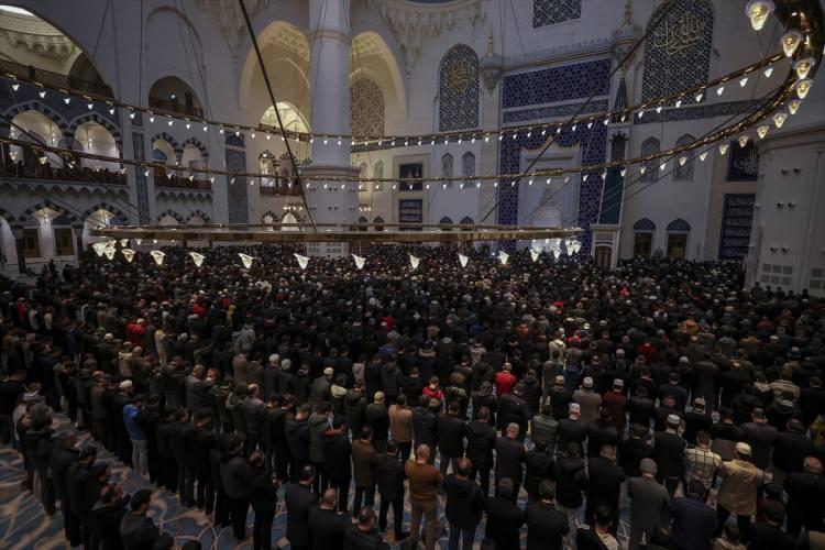 <p>Sabah namazını cemaate kıldıran Erbaş, Kur'an-ı Kerim tilavetinin ardından yaptığı konuşmada, yeryüzünde her şeyin Allah'ı tespih ettiğini söyledi.</p>
