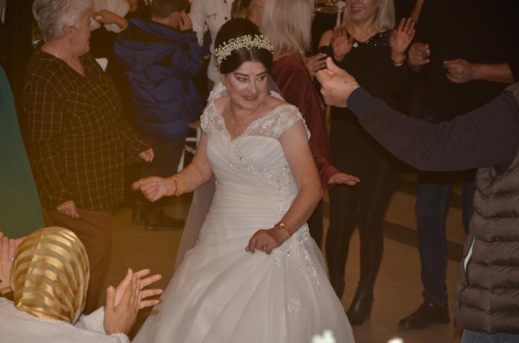 <p>Ordu’da düğün yapma hayali olan 62 yaşındaki zihinsel engelli Emine Konay’ın isteğini kız kardeşleri yerine getirdi. Damat olmadan düzenlenen düğüne katılanlar eğlenceli vakit geçirdi.</p>
