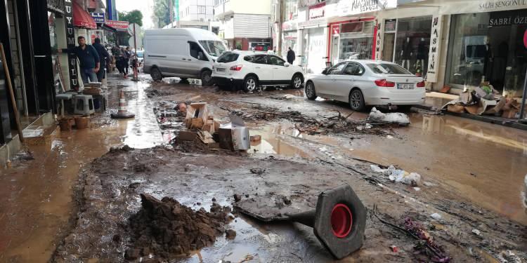 <p>Antalya Büyükşehir Belediye Başkanı Muhitttin Böcek, tüm ekibiyle gece boyunca çalışma halinde olduğunu ve su baskınlarıyla ilgili 474 ihbar aldıklarını söyledi.</p>
<p></p>