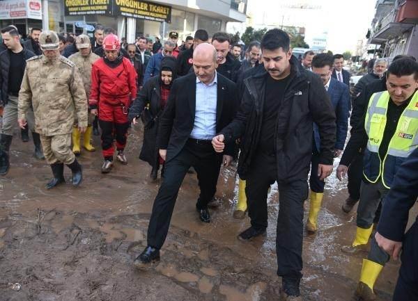 <p>Kumluca'daki sel felaketi sonrası balçıkla kaplanan yollarda temizlik çalışmaları sürdürülüyor.</p>
