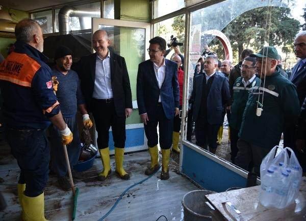 <p> Soylu, ziyaret sırasında çay ocağı sahibi Vedat Sarıyer ile görüştü; iş yerinin masrafını kendisinin karşılayacağını söyledi.</p>
