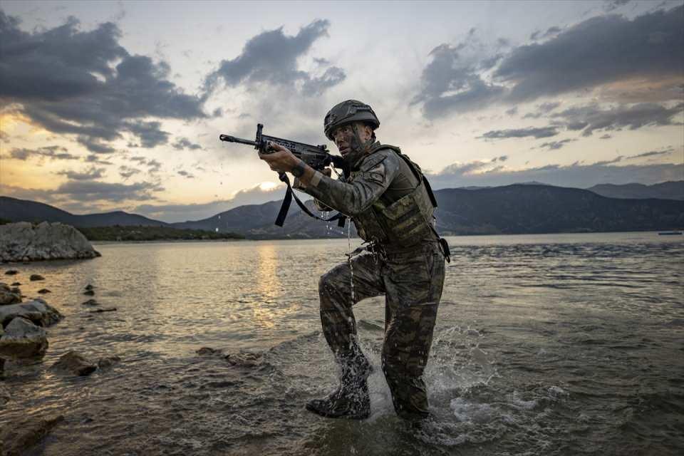<p>Isparta Eğirdir Dağ̆ Komando Okulu ve Eğitim Merkezi Komutanlığında gördükleri zorlu eğitimlerle terörle mücadelenin en önemli unsurlarından biri haline gelen komandolar, "su üstü harekatı" eğitimiyle zorlu deniz, göl, durgun su ve akarsu şartlarındaki görevlere hazırlanıyor.</p>
