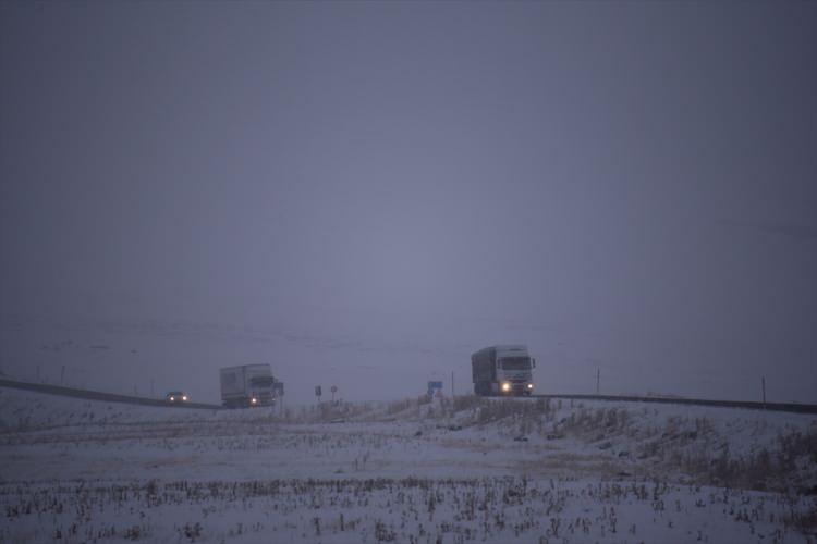 <p>Güvenlik güçleri yolu kullanan sürücülere, dikkatli ve tedbirli olmaları konusunda uyarılarda bulunuyor.</p>
