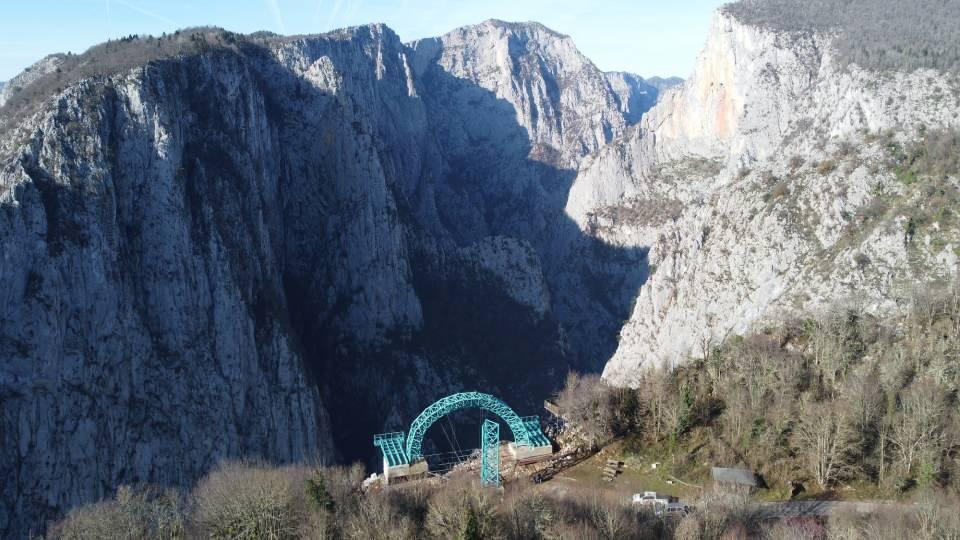 <p>'Dünyanın en derin 2'nci kanyonu' olan Valla Kanyonu'nda 650 metre yükseklikte yapılan 'uçurum salıncağı' projesi tamamlanma aşamasına geldi. </p>
