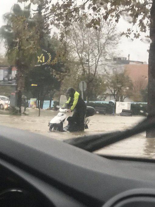 <p>İzmir’de meteorolojinin uyarısının ardından beklenen sağanak yağış başladı. Yağışın ardından CHP'li belediyelerdeki bilindik manzaralar yaşandı. Bazı araçlar sular altında kaldı.</p>
