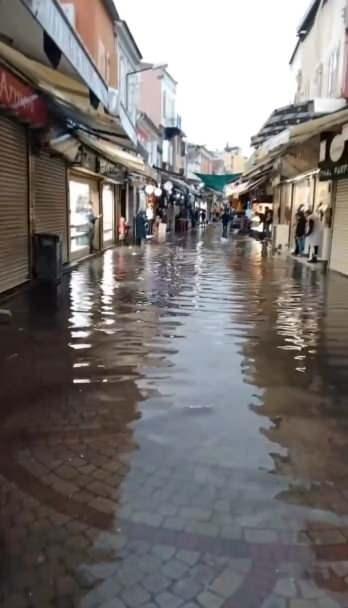 <p>Meteoroloji Genel Müdürlüğü, özellikle İzmir için sağanak yağış uyarısı yapmıştı. </p>