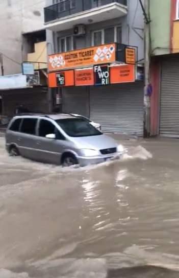 <p>Bu uyarının ardından yağmur, bazı ilçelerde etkili oldu. Yağışlar beraber cadde ve sokaklar göle döndü. Narlıdere bölgesinde bir caddeyi su bastı, araçlar suya gömüldü.</p>