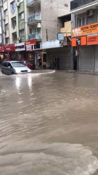 <p>Belediye ekiplerinin, suların tahliyesi için çalışmalarını sürdürdüğü belirtiliyor.</p>