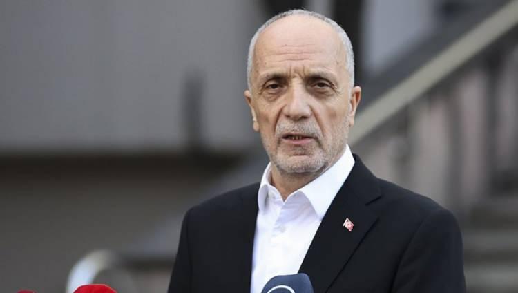 <p><strong>TÜRK İŞ:</strong> Türkiye İşçi Sendikaları Konfederasyonu Başkanı Ergün Atalay "TÜRK-İŞ'in resmi teklifi 9 bin liradır. Verirlerse masaya oturur imzalarız. Vermezlerse meselenin içinde olmayız." dedi.</p>