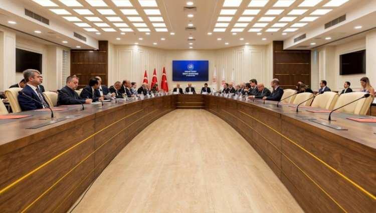 <p>3. TOPLANTI YAPILACAK</p>
<p> </p>
<p><br />
2023 yılında geçerli olacak asgari ücretin belirlenmesi için taraflar 3. toplantıyı gerçekleştirecek. Ay sonuna kadar açıklanması beklenen asgari ücret, sadece asgari ücretli çalışanları değil, tüm ücretli çalışanların da alacağı zam oranında etkili olacağı için milyonlar tarafından ilgiyle takip ediliyor. </p>
<p> </p>