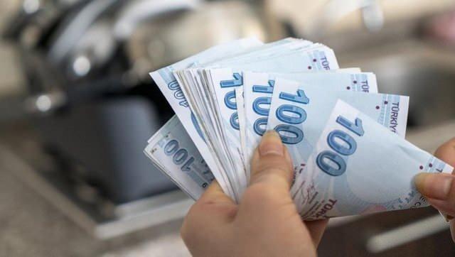 <p><strong>ASGARİ ÜCRETTE BEKLENTİLER</strong></p>
<p> </p>
<p> </p>
<p>İşçi sendikalarından en yüksek beklenti DİSK’te oluştu. Türk iş ve TİSK, beklentilerini açıklayan diğer sendikalar arasında yer aldı. Bakanlığın bu yöndeki anketinden çıkan rakam 8 bin liraya yaklaştı. Siyasi partiler de 2023 asgari ücretin ne kadar olması gerektiği yönünde tavsiye açıklamalarını yaptı. TÜSİAD, MÜSİAD, ASKON gibi işveren kuruluşları ise rakam yönünden henüz net bir değerlendirmede bulunmadı.</p>
<p> </p>