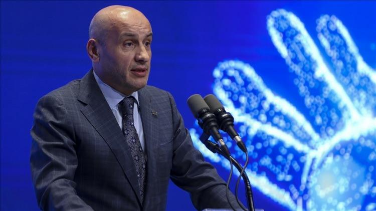 <p><strong>TİM:</strong> Türkiye İhracatçılar Meclisi Başkanı Mustafa Gültepe "Türkiye’de asgari ücretin 300-350 dolar arasında olması lazım. Maliyet 500 dolar olursa karşılayamayız. Asgari ücreti sürekli arıtmakla bir noktaya gelemeyiz. Fiyat artışlarının da durması lazım." dedi.</p>
<p> </p>