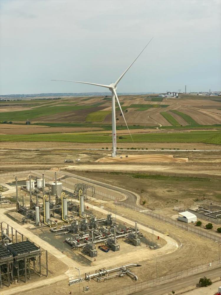 <p>Bu amaçla 18 kuyuda sondaj işlemi yapıldı, deniz üstüne iki platform kuruldu.</p>