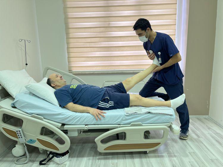 <p><strong>'REHABİLİTASYONDAN ÇOK MEMNUN KALMIŞ'</strong></p>

<p>Gassan Waked’in tedavi sürecini yakından inceleyen Eskişehir Fizyomer Terapia Fizik Tedavi ve Rehabilitasyon Tıp Merkezi Kurucusu ve Tıbbi Direktörü Uzm. Dr. Türkan Tünerir, süreç hakkında; <strong>“Hastamız Gassan Bey, bize Dubai’den geldi. Daha önceki beyin anevrizması nedeniyle beyinde hematom ve hidrosefali gelişmiş, akabinde şant ameliyatı olmuş. Sonrasında yürüme bozukluğu, dengede güçlük, sağ kolunu ve bacağını kullanmada zorluk şikâyetleri başlamış. Bu nedenle ülkesinde gördüğü rehabilitasyondan çok memnun kalmamış ve çok gelişme gösterememiş. Fizyomer’in rehabilitasyon konusundaki başarılı çalışmalarını duymuş ve kendisi bizimle iletişime geçti.</strong></p>
