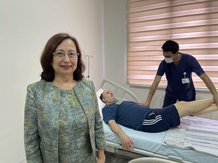 <p><strong> 4 haftalık bir program için ailesi, Gassan Bey’i bize getirdi. 3’üncü haftamız bitti ve denge bozukluğu, yürümedeki zorluğu çok önemli ölçüde azaldı, sağ kol ile bacağındaki güçsüzlük kalmadı. Kendisi de tedavisinden çok memnun. Amacımız hastamızın sağlığına kavuşmuş olarak, Eskişehir'den ve Türkiye’den memnun kalarak, ailesinin yanına dönmesini sağlamak” </strong>diye konuştu. </p>
