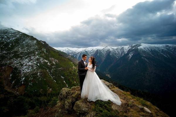 <p>Çayeli ilçesinde fotoğraf sanatçısı Ali Fuat Sarı, Kaçkar Dağları’nda yer alan, 2 bin 500 rakımlı Eğzar Yaylası’nda, kaya üzerinde gelin ve damat için düğün fotoğrafları çekti.</p>
