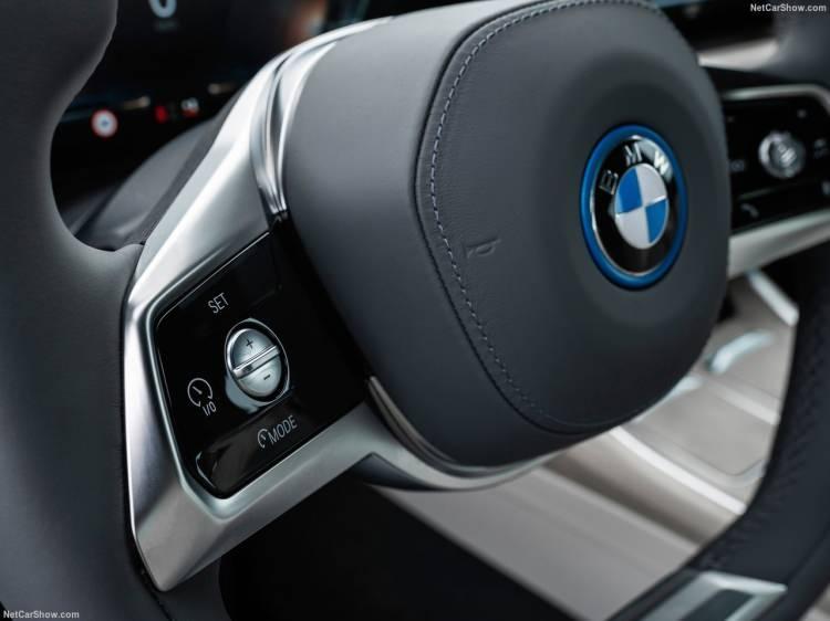 <p>BMW i7'de 101.7 kWsa kullanılabilir kapasiteye sahip batarya paketi bulunuyor.</p>
