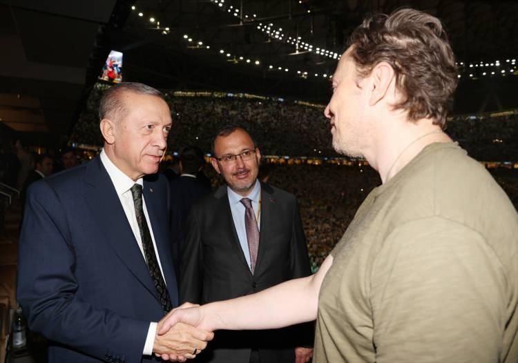 <p>Cumhurbaşkanı Erdoğan, Tesla ve SpaceX'in Kurucusu Elon Musk ile bir süre sohbet etti.</p>
