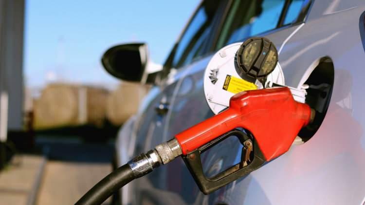 <p><strong>2023'TE PETROL ARZI</strong></p>
<p>ABD'nin Amerika'daki arz büyümesine öncülük etmesi beklenirken, Rusya üretiminin (artan yaptırımlar ve fiyat tavanlarından etkilenen) düşmesi bekleniyor. OPEC dışı arzın günde yaklaşık 1,5 milyon varil (mb/d) artması bekleniyor. OPEC üretim artışlarının şu anda 2023'te 0,05 mb/d civarında olması bekleniyor.</p>