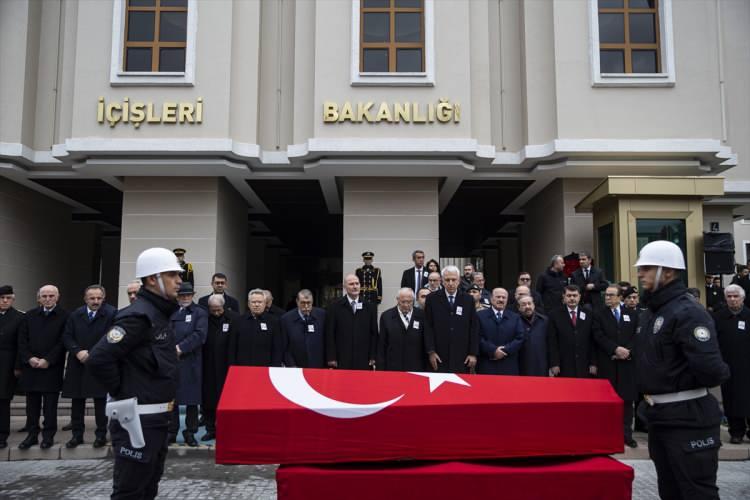 <p>Törende konuşan İçişleri Bakanı Süleyman Soylu, Cahit Bayar'a Allah'tan rahmet diledi.</p>

<p> </p>
