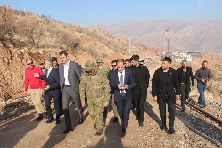<p>. Şırnak Valisi Osman Bilgin, beraberinde 23’üncü Jandarma Piyade Tümen Komutanı Tümgeneral Halil Soysal ve Cumhuriyet Başsavcısı Orhan Al ile beraber, Akçay köyündeki ‘Şehit Astsubay Esma çevik 1’ kuyusunda incelemelerde bulundu. TPAO Bölge Müdürü Mustafa Demir tarafından karşılanan Bilgin ve beraberindeki heyet, çalışmalar hakkında bilgilendirildi. Petrol rezervi ile ilgili açıklamalarda bulunan Vali Osman Bilgin, faal 5 kuyu olduğunu 6'ncısının üretime geçmesi için çalışmaların devam ettiğini söyledi. Günlük 5 bin 300 varil petrol çıkarıldığını ifade eden Vali Bilgin, "Çok yüksek gravite, yani dizel araçlarda traktöre buradan çıkan petrolü koyduğumuzda direkt çalışabilen petroldür" diye konuştu. <br />
</p>