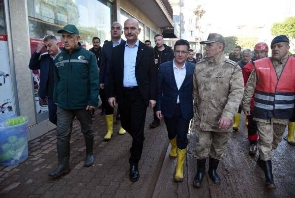 <p>İçişleri Bakanı Süleyman Soylu, Kültür ve Turizm Bakanı Mehmet Nuri Ersoy ile Tarım ve Orman Bakanı Vahit Kirişci, Antalya'nın Kumluca ilçesindeki sel sonrası esnafı ziyaret etti. </p>
