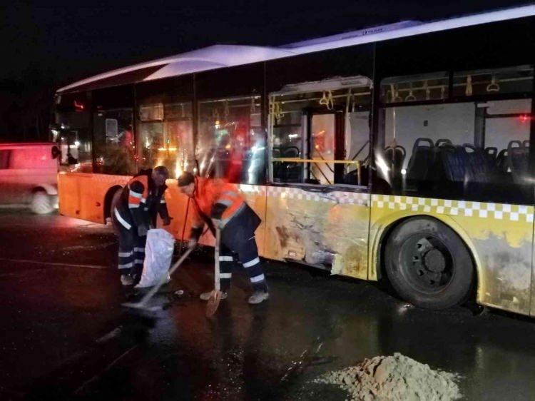 <p>Arnavutköy’de ters şeritten yola giren İETT otobüsüne yolcu minibüsü çarptı. Kazada yaralanan 14 kişi sağlık ekipleri tarafından hastaneye kaldırılırken Eski Edirne Asfaltı’nda yoğun araç trafiği oluştu.</p>

