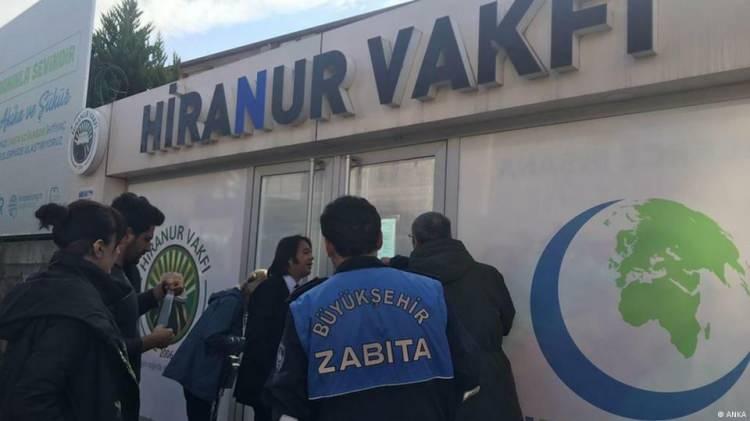 <p>İstanbul Anadolu 2. Ağır Ceza Mahkemesi sanıklar Kadir İstekli ve Yusuf Ziya Gümüşel hakkında üzerlerine atılı suçun vasıf ve mahiyeti, atılı suçun katalog suçlardan olması, bilirkişi raporu, bu suç için yasada ön görülen alt ve üst sınırları, bu nedenle oluşan kaçma şüphesi ve mevcut delil durumu nedeniyle ayrı ayrı tutuklanmalarına yönelik haklarında yakalama emri çıkartılmasına karar verdi.</p>
