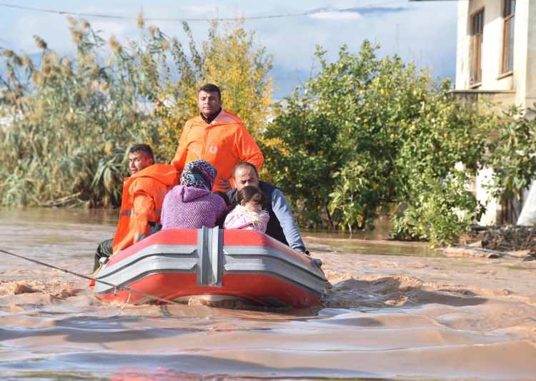 <p>Kumluca'nın önemli bir domates üretim merkezi olduğunu belirten Böcek, seraların da su altında olması nedeniyle ciddi hasar oluştuğunu, devletle vatandaş el ele verip bu zorlukları da aşacağını ifade etti.</p>
<p> </p>