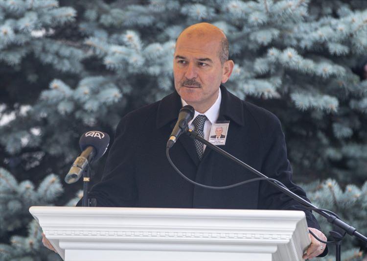 <div>Bayar'ın, bakanlığın her kademesinde zor görevler gerçekleştirdiğini anlatan Soylu, şöyle konuştu:</div>

<div> </div>

<div>"Şu anda ay yıldızlı bayrağa sarılı kıymetli bakanımız, bu memleketin zor dönemlerinde omuzlarında bu yükü taşıyabilenlerdendir. Allah kendilerinden, ailelerinden, evlatlarından razı olsun. Sadece bu milletin ve bu devletin ağır sorumluluğunu değil, görüyorum ki ailesinin sorumluluğunu da aynı anlayışla taşımıştır. Bu vesileyle memleketimizin her köşesinde görev yapmış, kaymakamlıklar, valilikler, haricide görev almış ve bu bakanlıkta bakanlık görevini yerine getirerek, ülkesine ve milletine hizmetler etmiş kıymetli büyüğümüzü rahmetle yad ediyorum."</div>

<div> </div>

<div> </div>
