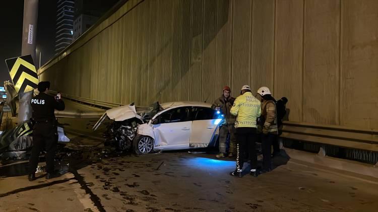 <p>Ekipler yaptıkları kontrolde, kazada kullanılamaz hale gelen otomobilde kimsenin olmadığını, sürücünün olay yerinden kaçtığını belirledi.</p>
