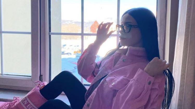 <p><span style="color:#000000"><strong>1997 doğumlu Cansel Ayanoğlu, Bulgaristan göçmenidir. Aslan burcu olan Cansel 'Hak etmen lazım' cümlesiyle hafızalarda yer etti. </strong></span></p>