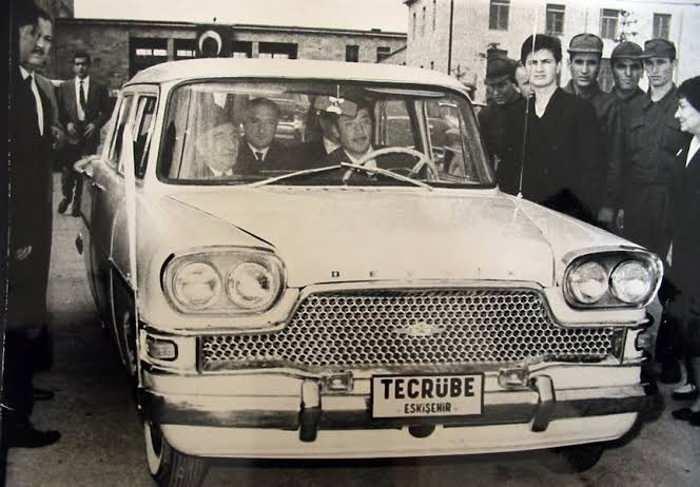 <p>Türkiye'nin ilk otomobili Devrim'in hikayesi TBMM önünde başlamadan son bulmuştu, 61 yıl sonra elektrikli Togg gurur abidesi olarak dün aynı yerdeydi.</p>
