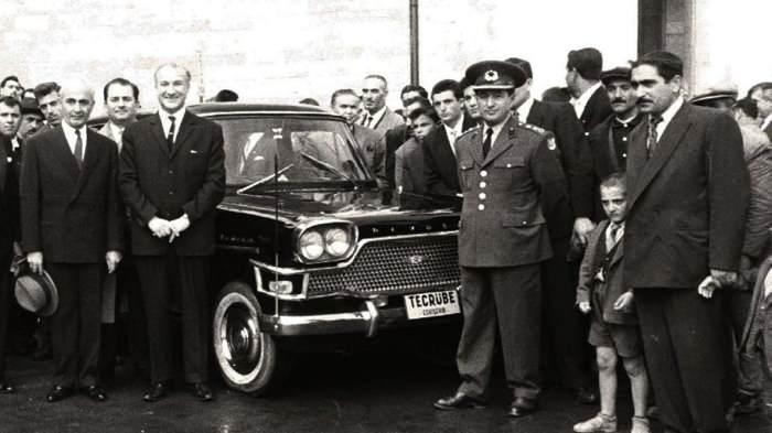 <p><strong>ŞEREF KAPISINDA</strong></p>
<p> </p>
<p>Kırmızı renkteki otomobili Meclis Şeref Kapısı önünde park eden Varank <strong>"Togg'dan rica ettik, bütün izinlerimizi aldık. Geçici plakası dahil. 60 yıl önce Devrim otomobilinin hikayesi Meclis'in önünde son bulmuştu. Birileri öyle bir milli projeyi hazmedememişlerdi. Biz de Türkiye'nin otomobilini, Togg'u Meclis'e getirdik. Bu gururu vatandaşlarımız görsün istedik. Aslında Plan ve Bütçe Komisyonu'nda bana laf attılar, 'Madem Togg var niye onla gelmedin' diye. Ben de muhalefeti dinledim, onların tavsiyesine uygun bir şekilde Togg'u buraya getirdik"</strong> dedi.</p>