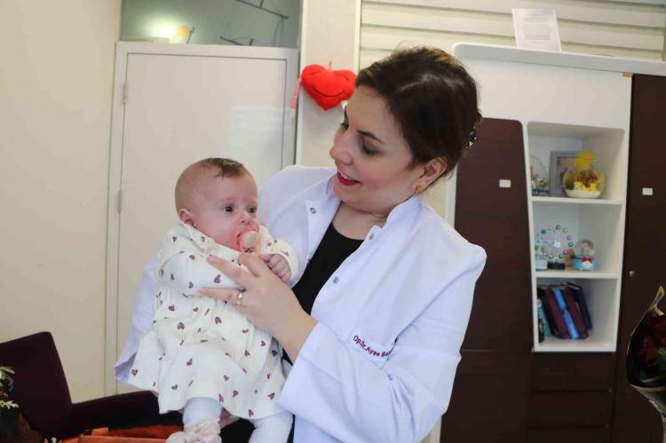 <p><strong>“Bebeğimiz 28. haftada 580 gram olarak erken doğdu. Daha sonra burada yeni doğan yoğun bakımımızda bir süre takip edildikten sonra bağırsaklarında bir enfeksiyon ve yırtılma gelişti. Sonra biz zaman geçirmeden acil olarak müdahale ettik. </strong></p>