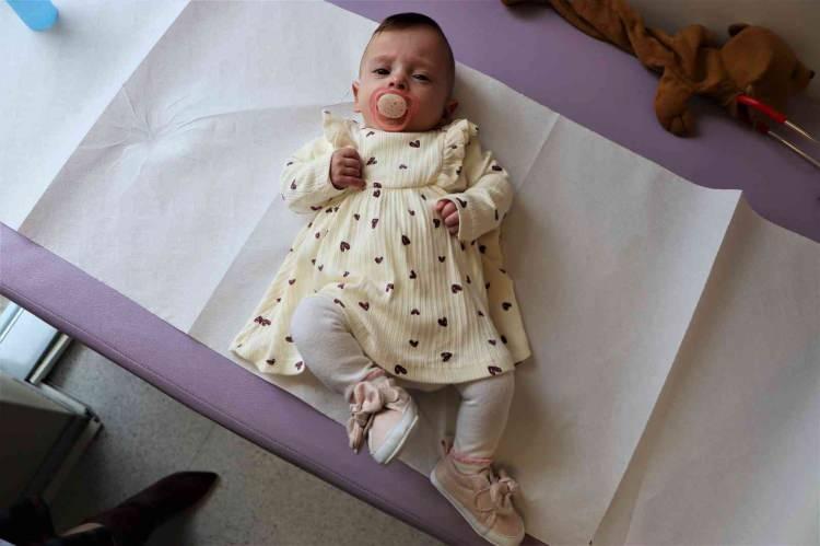 <p><strong>Bağırsaklarını geçici bir süre olarak dışarı aldık. Daha sonra yoğun bakımda biraz büyüyüp 1 kiloya yaklaştıktan sonra tekrar yerleştirip kapattık. Bu süreçte bebeği besleyerek gaitasını poposundan yapmasını bekledik.</strong></p>