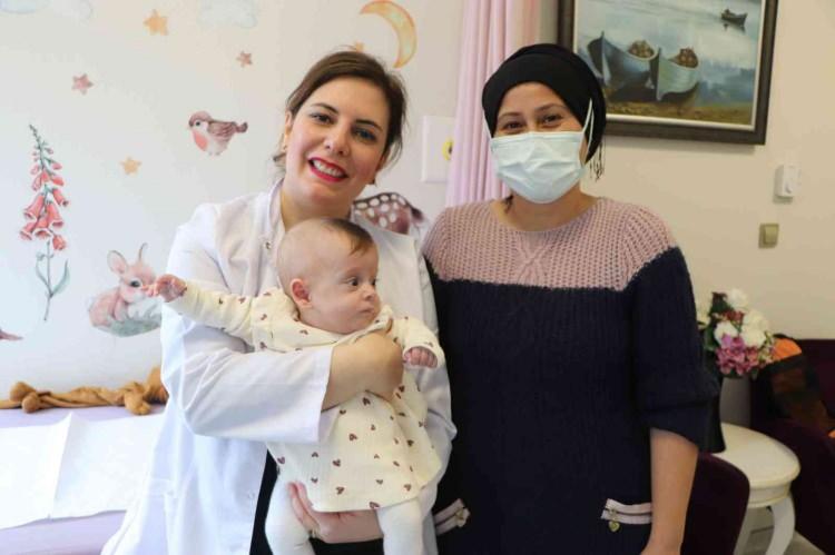 <p><strong>İkinci ameliyatından 3 gün sonra beslenmeye başladı. Şimdi sağlıklı, kocaman, güzel, tatlı bir kız oldu. Doğduğunda 580 gram ağırlığında çok küçük bir bebekti. Ama bizim yeni doğan yoğun bakım ekibimizin tecrübesi, emeği ve annemizin sabrı sayesinde sağlığına kavuşarak bugünlere getirdik. Elimizden geleni yaptık. Sude bizden daha fazla çalıştı. Bizden daha fazla emek harcadı. Yaşamak için çok çabaladı. Mutluyuz. </strong></p>
