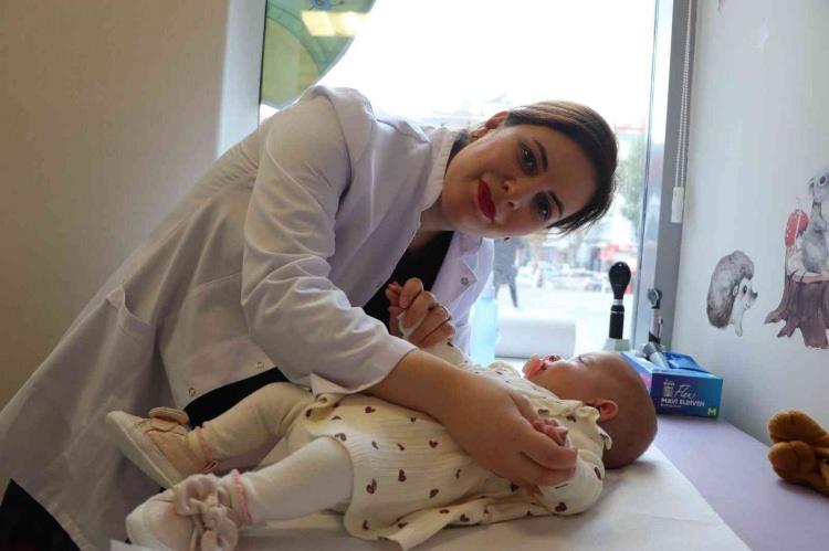 <p>Ardından bağırsaklarında yırtılma ve enfeksiyon meydana gelen Sude bebek ameliyata alındı. Çocuk Cerrahisi Uzmanı Op. Dr. Ayşe Bahar Edirne tarafından yapılan ameliyat başarılı geçti. Yoğun bakımda 1 kilograma kadar ulaşan bebek, ailesi ile taburcu edildi. Beş aylık iken hekime kontrole getirilen Sude bebeğin 5 kilograma kadar ulaştığı ve keyfinin yerinde olduğu gözlemlendi.</p>