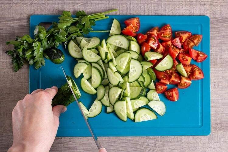 <p><strong>Sulu domates ve taze salatalığın birleşimi olmadan bir 'salata' hayal etmek imkansız. Tatsız, ve lezzetsiz olan salataya, salatalık ve domatesten daha iyi lezzet verecek hiçbir şey yoktur.</strong></p>
