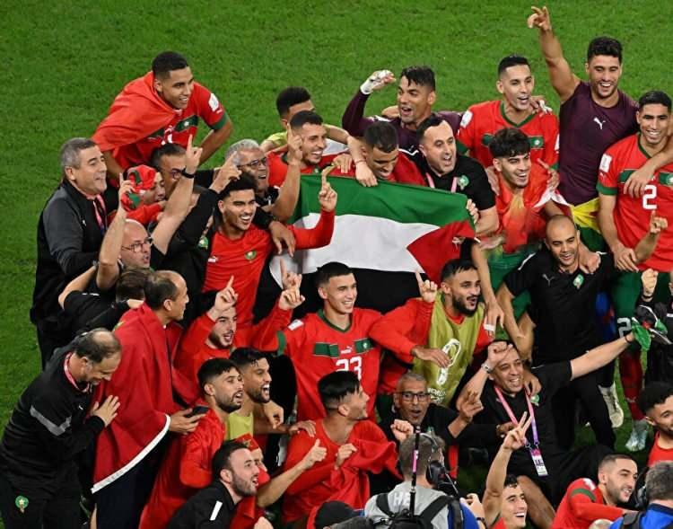 <p>Turnuvanın en renkli takımları arasında gösterilen ve taraflı tarafsız pek çok futbolseverin takdirini kazanan Kuzey Afrika temsilcisi, adını şimdiden Dünya Kupası tarihinin unutulmaz takımları arasına yazdırmayı başardı.</p>