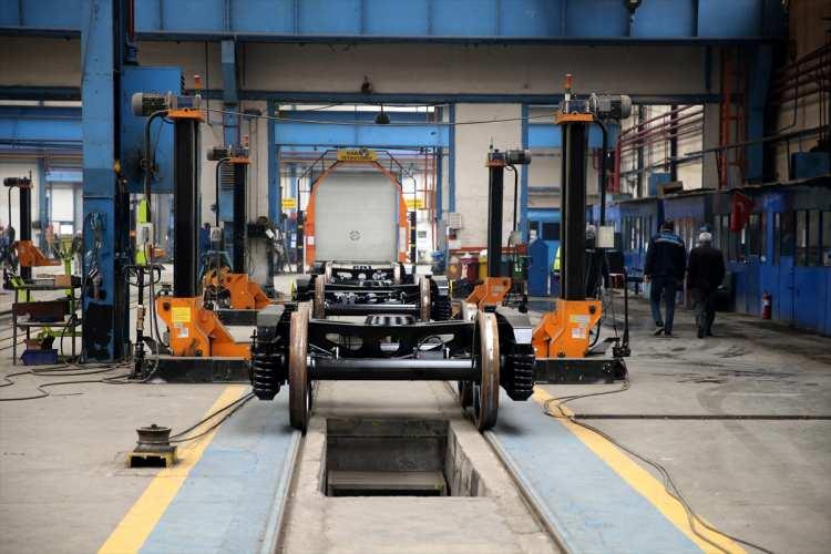 <p>Avrupa standartlarında üretim yapılan vagon üretim fabrikası, vagon onarım fabrikası ve metal işleri imalat fabrikası olmak üzere üç ana fabrikadan oluşan Sivas Bölge Müdürlüğü, son yıllarda milli yük vagonu imalatıyla ön plana çıkıyor.</p>
