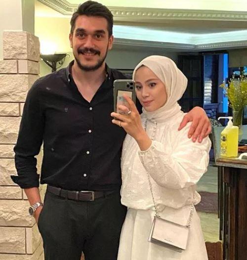 <p><span style="color:#B22222"><strong>2018</strong></span><span style="color:#800080"><strong> yılında Ercan Kırlı ile nikah masasına oturan Ecmel Kılıç'ın bir de </strong></span><span style="color:#B22222"><strong>Ela</strong></span><span style="color:#800080"><strong> adından küçük bir kızı bulunuyor.</strong></span></p>
