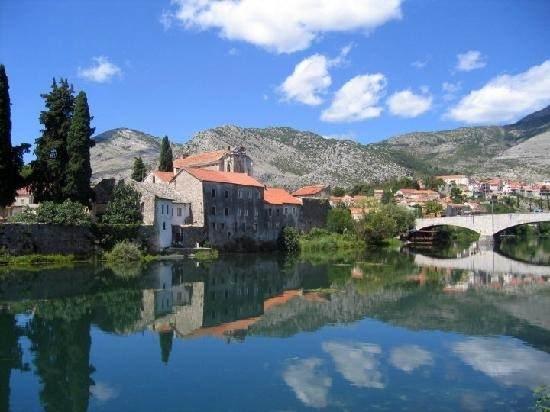 <p>Listenin zirvesinde 81 puanla Bosna Hersek'in Trebinje şehri yer alıyor. Sadece 30 bin kişinin yaşadığı şehirde tarihi bir Katolik katedrali, Ortodoks manastırı ve bir cami de yer alıyor.</p>
<p> </p>