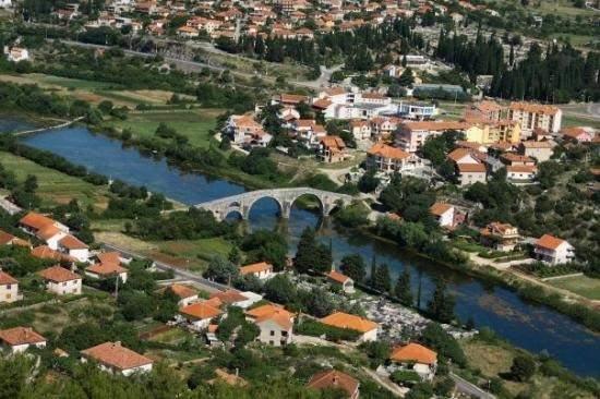 <p>Ortalama bir Alman emeklisi, maaşının sadece yüzde 55'ini harcayarak Berlin'deki yaşam standarlarını Trebinje'de de sürdürebiliyor.</p>
<p> </p>