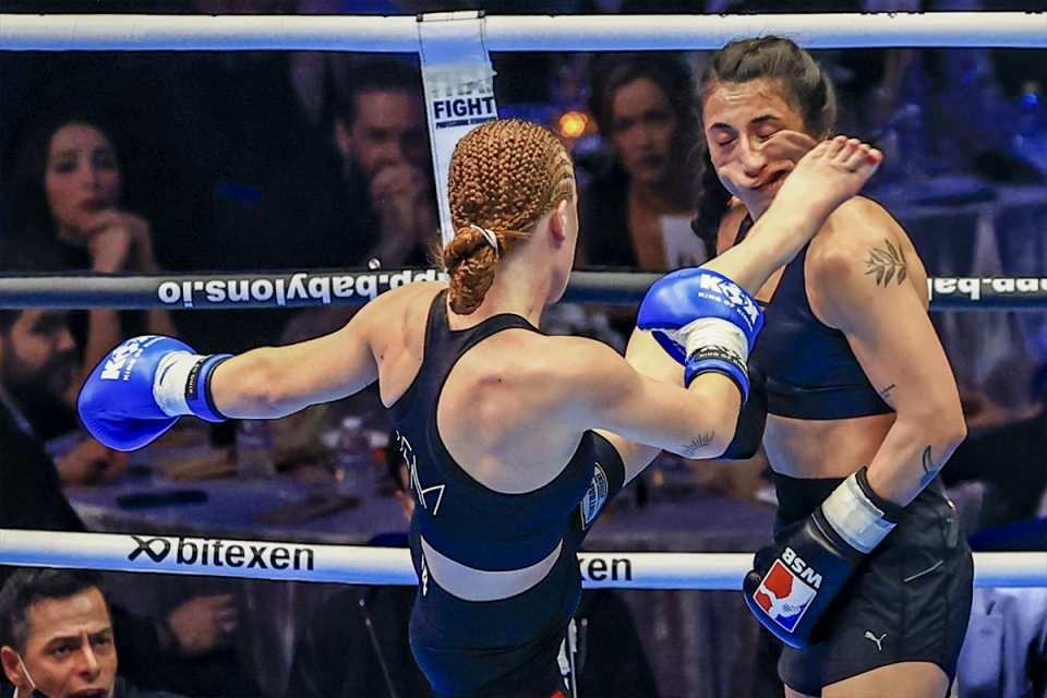 <p> "King of Kings World Series" 103. serisi, Ülker Spor ve Etkinlik Salonu'nda yapıldı. Organizasyonda sporcu Nina Van Dalum (solda) ve Göknur Yaşın Dündar (sağda) kick boks maçı yaptı.</p>
