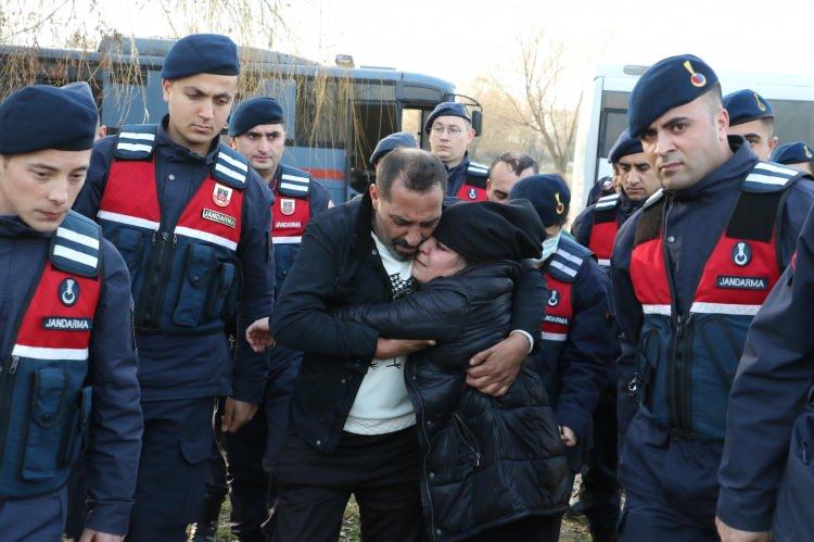 <p><strong>YAKINLARI GÖZYAŞLARINA BOĞULDU</strong></p>

<p>Eskişehir Osmangazi Üniversitesi Tıp Fakültesi'nde otopsi işlemleri tamamlanan Elif Nur Tiftik'in cansız bedeni Fevziçakmak Mahallesi'ndeki camiye getirildi.</p>
