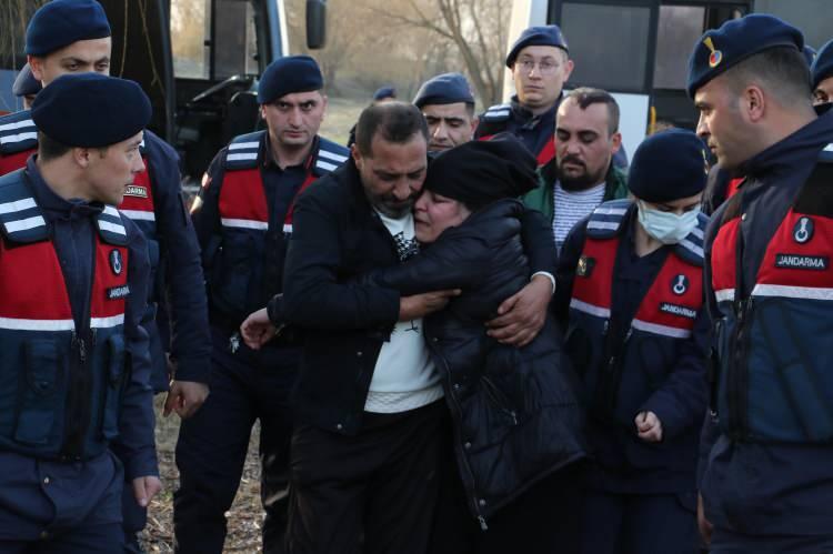 <p><strong>NUR ELİF'İN 2 KARDEŞİ ÇOK BAKIMSIZ VE VÜCUTLARINDA MORLUKLAR OLDUĞU TESPİT EDİLDİ</strong></p>

<p> </p>

<p>Polis ekiplerinin evden aldığı Yiğit ve Metin Tiftik kardeşler ise sağlık kontrolünden geçirilip, devlet korumasına alındı.</p>
